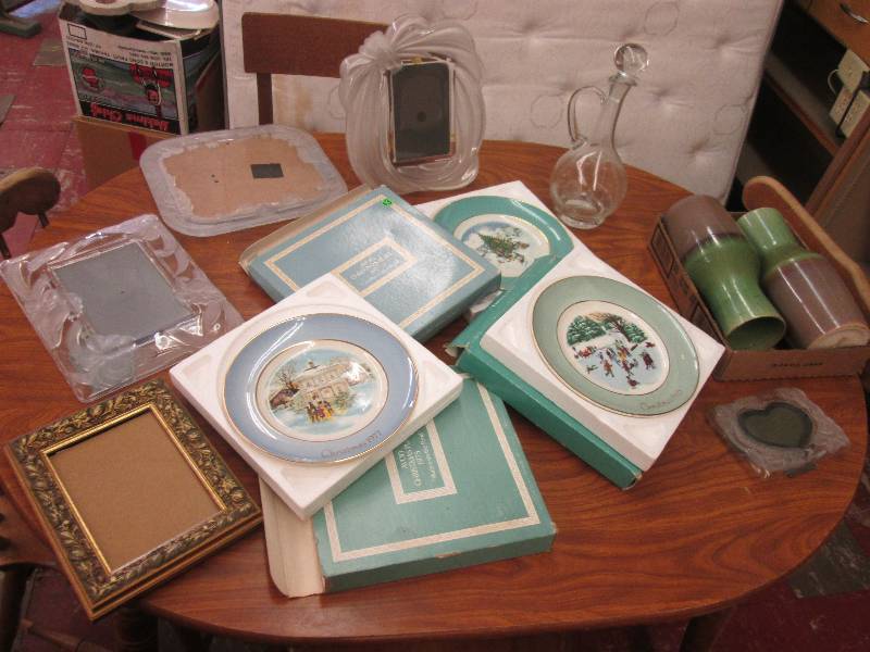 Lot of collector glassware...