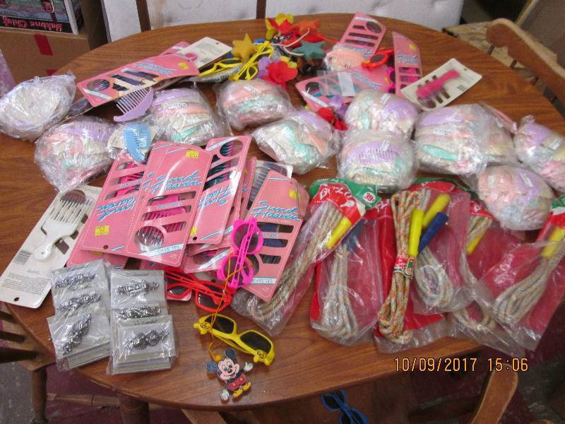 Lot of new vintage hair clips, comb...