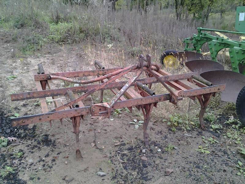 lot 8 image: Ford 6 Point Digger Model 10-286-Serial # 1738