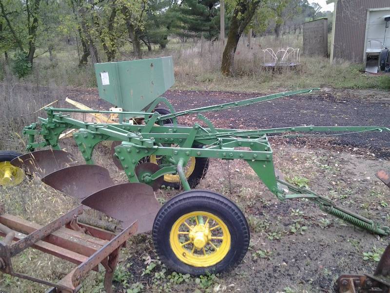lot 9 image: John Deere 3 Bottom Plow