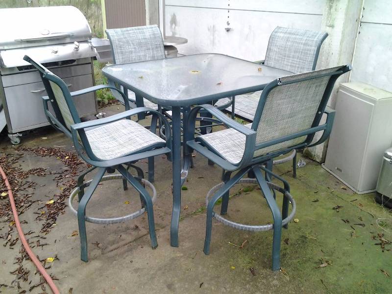 lot 15 image: 40x40 Glass Top Tall Table & 4 Swivel Chairs