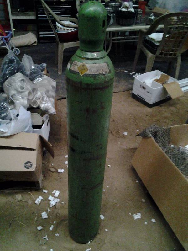 lot 33 image: 52 Inch Tall Oxygen Tank
