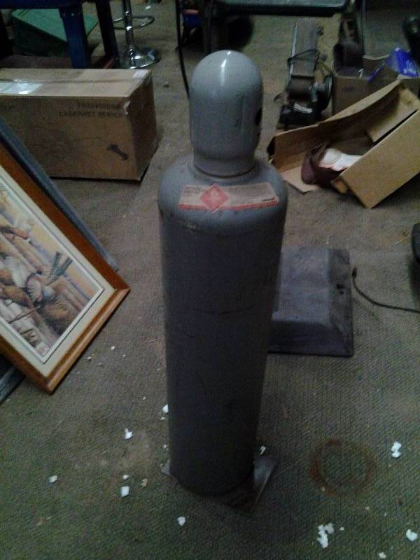 lot 34 image: 39 Inch Tall Acetylene Tank
