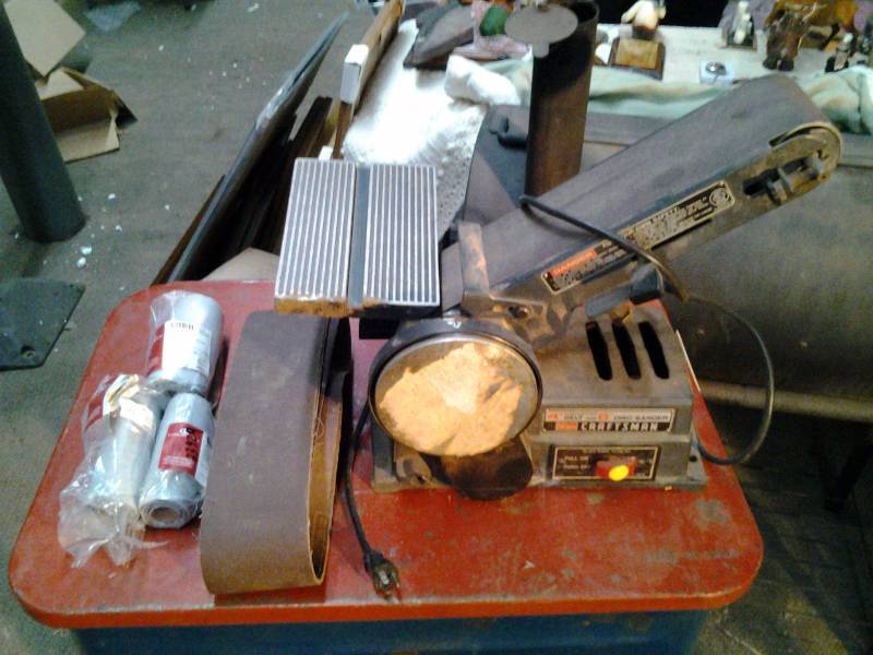 lot 37 image: Craftsman 4 Inch Belt, 6 Inch Disk, Combination Sander With Belts & Discs