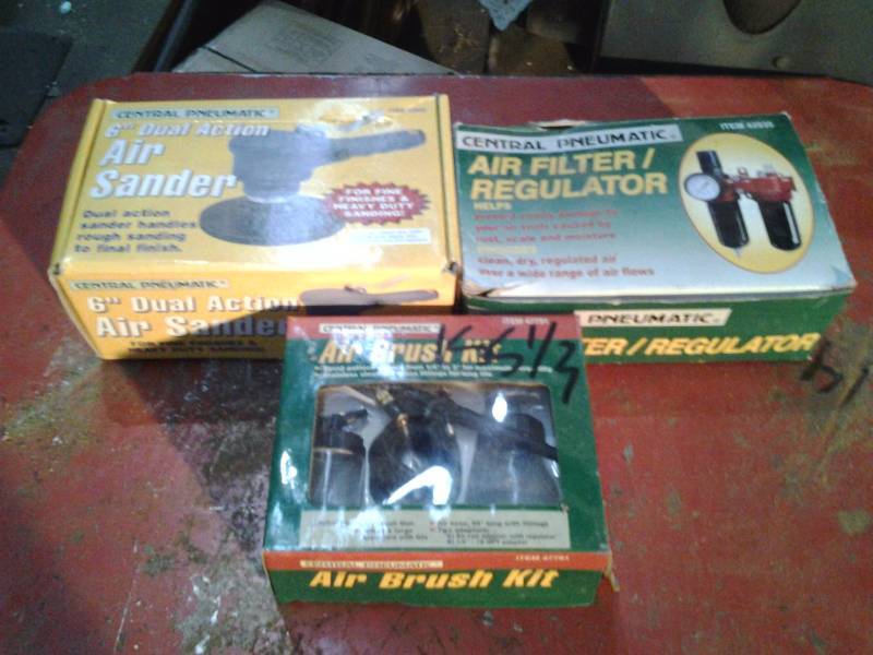 lot 44 image: 6 Inch DA Sander, Air Filter Regulator, Air Brush Kit