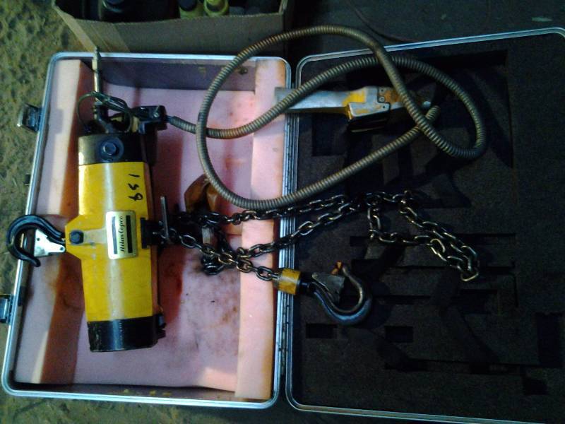 lot 45 image: Atlas-Capco Pneumatic Chain Hoist With Hard Case