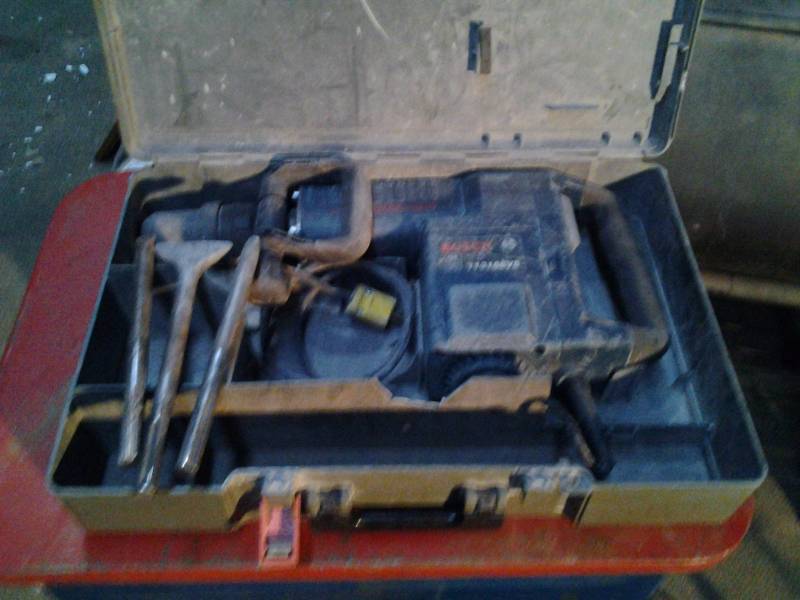 lot 50 image: Bosch SDS-Max Bosch Hammer With 3 Attachments