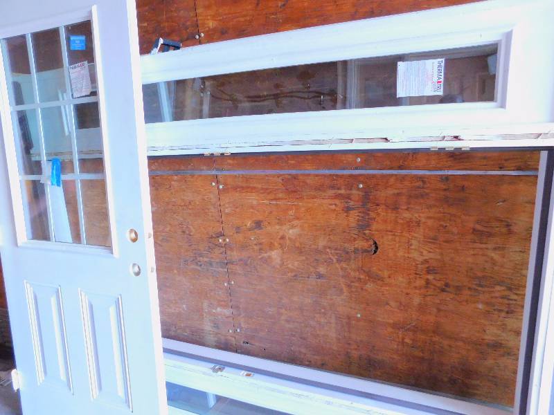 lot 25 image: New ThermaTru Doorlite Frame and Door
