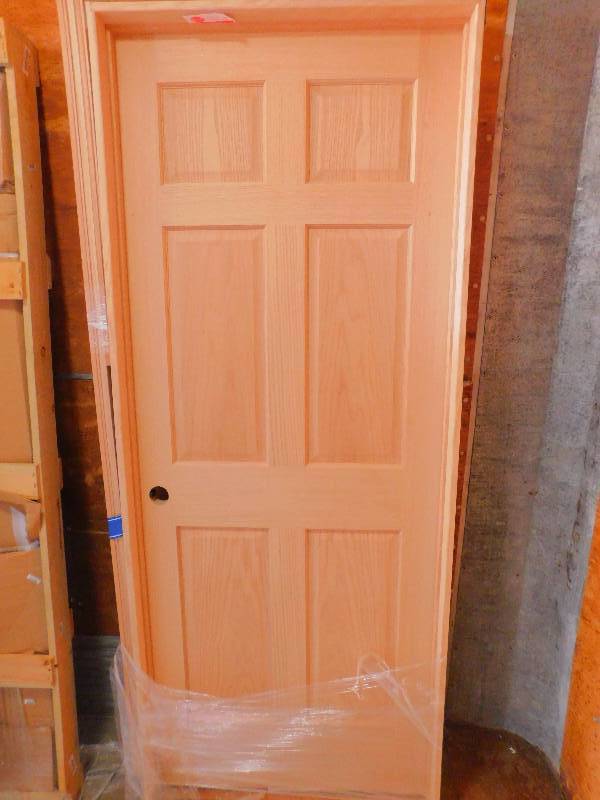 lot 47 image: New Solid Oak Raised 6-Panel Door with Frame and Trim