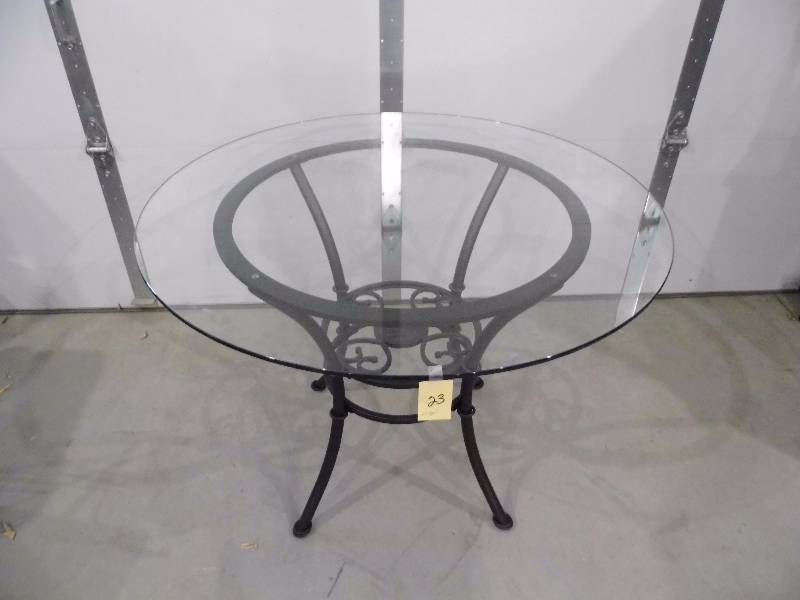 Round Patio Table w Glass Top