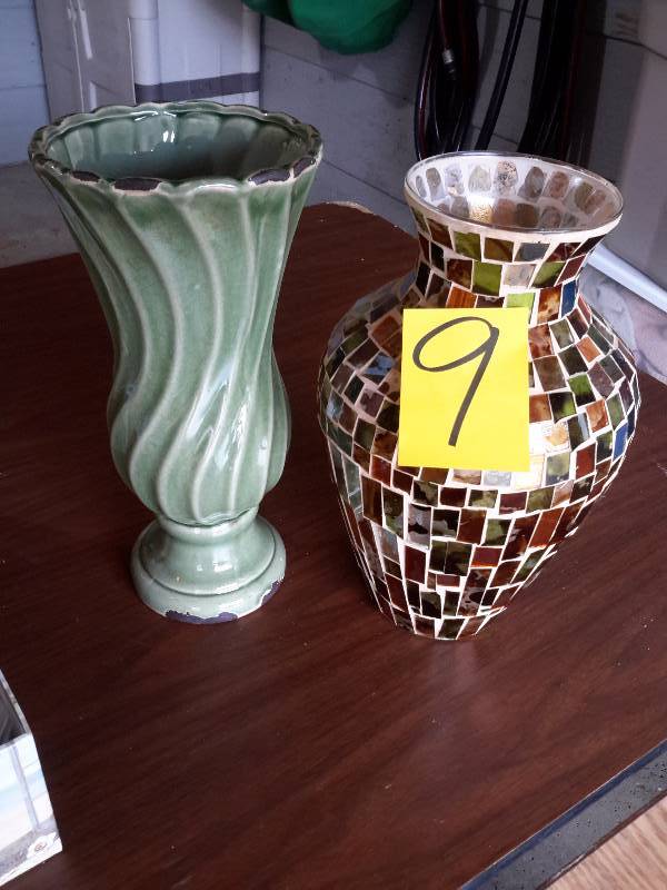 lot 9 image: 2 nice vases as pictured