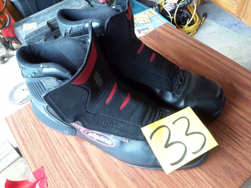 lot 33 image: Size 11, Mens Cross Country Ski Boots