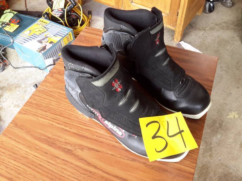 lot 34 image: Size 7 12 Womens Cross Country Ski Boots