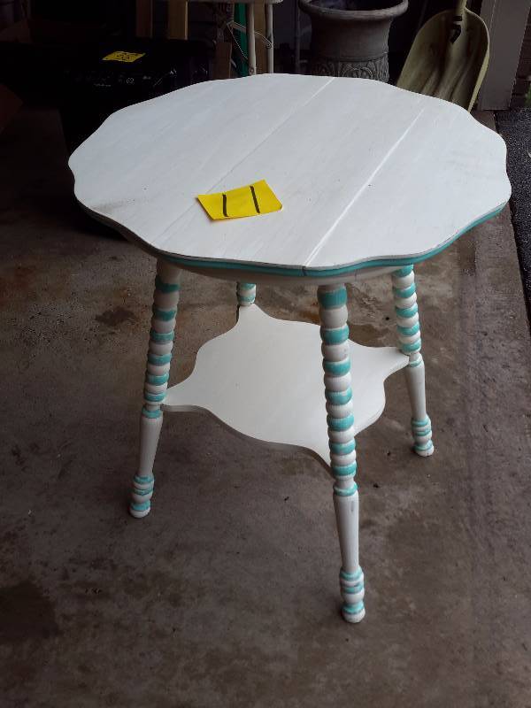 lot 11 image: Nice painted occasional table with scalloped edges