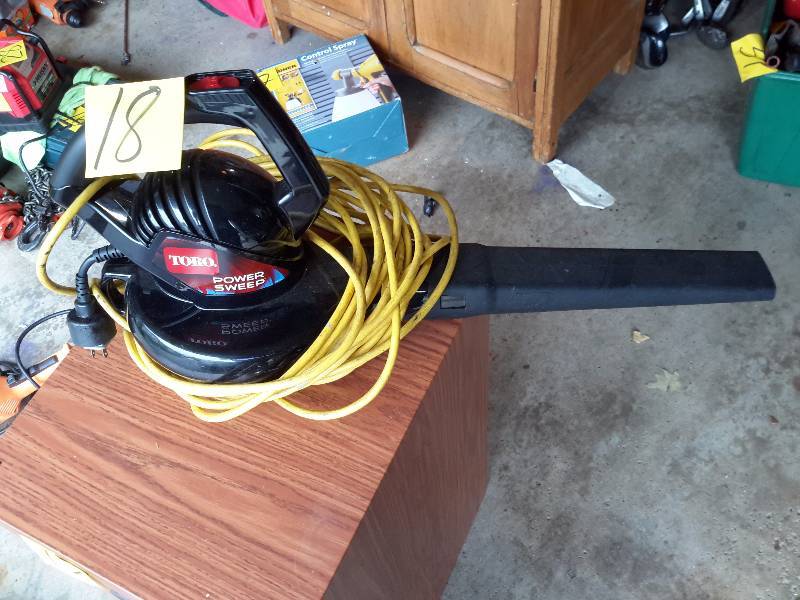 lot 18 image: Toro Power Sweep..Electric..Includes long extension cord