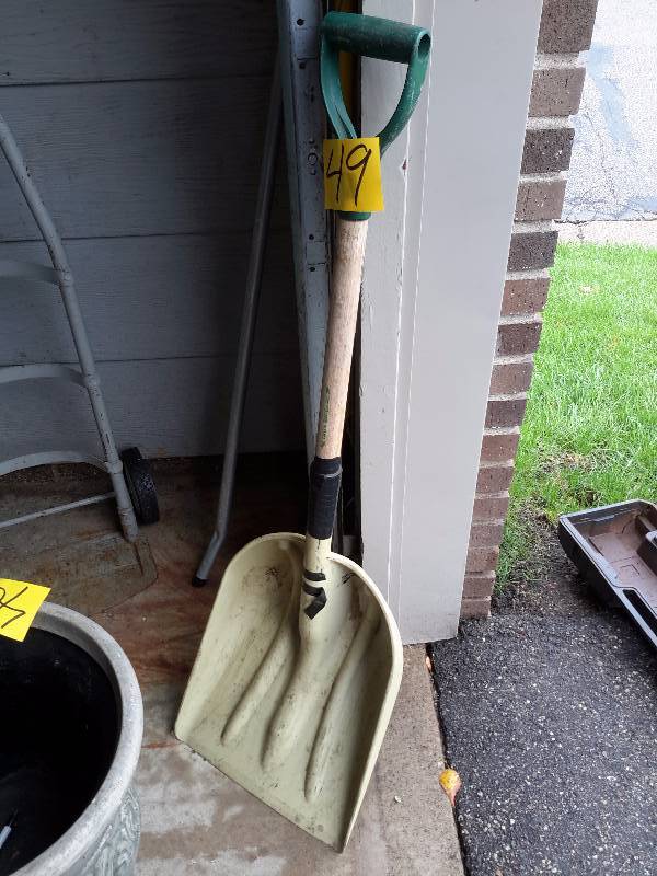 lot 49 image: Plastic Scoop Shovel..