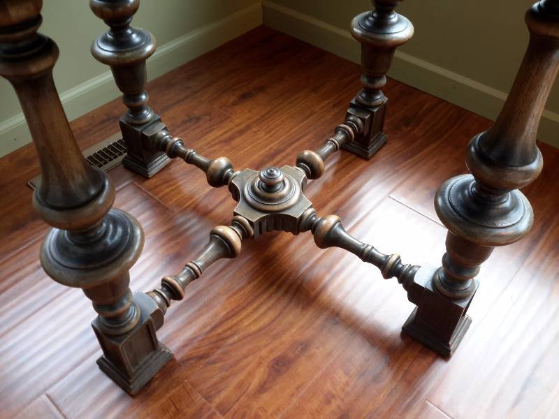 lot 5 image: Nice occasional Table with antiqued finished top