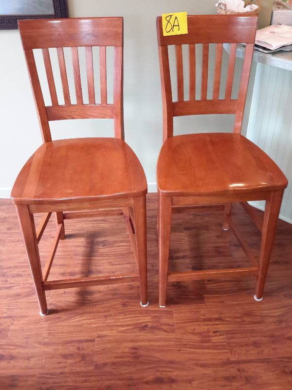 lot 8A image: 2,  bar stools.. Solid wood.. Looks like Cherry Wood