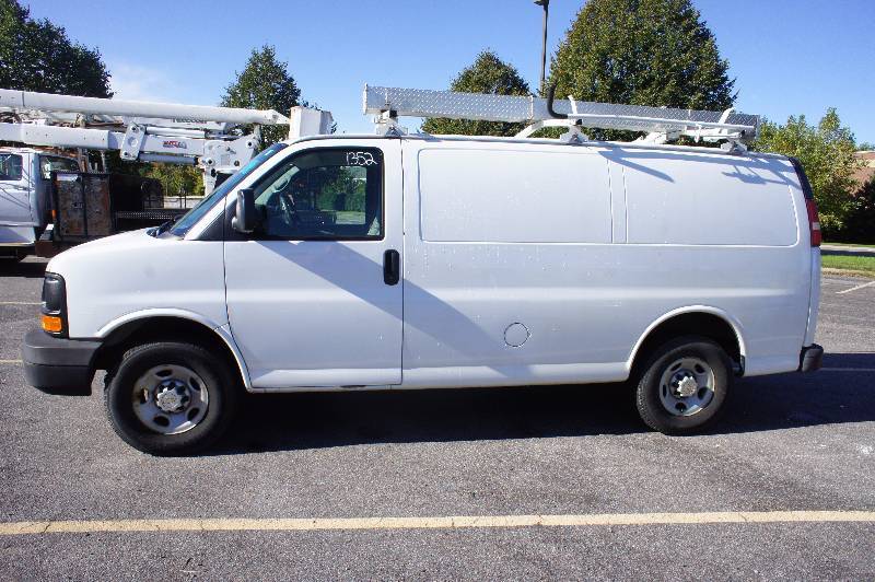 lot 2 image: 2007 CHEVY 3500 EXPRESS VAN - VORTEC 4.8 L - PRIME DESIGN LADDER RACK - TOOL STORAGE  (#1352)