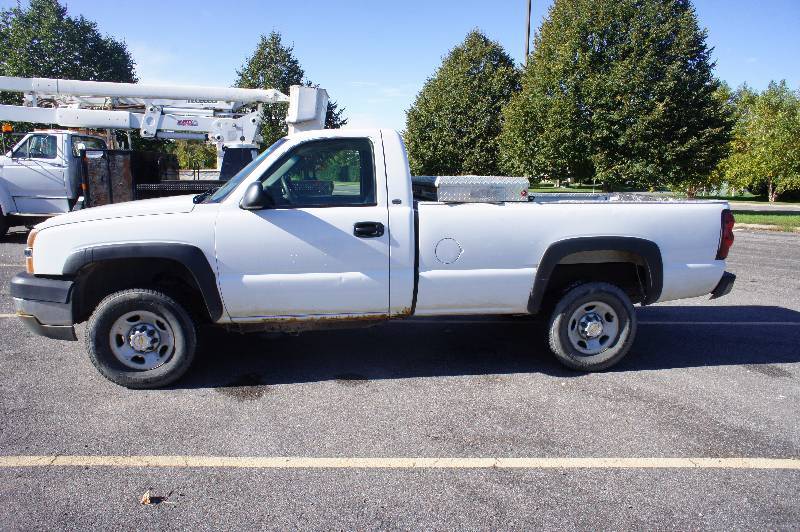 lot 3 image: 2004 CHEVY SILVERADO - 2500 - 6 LITER VORTEC - WEATHER GUARD TOOL STORAGE - 8 BOX -  (#1281)
