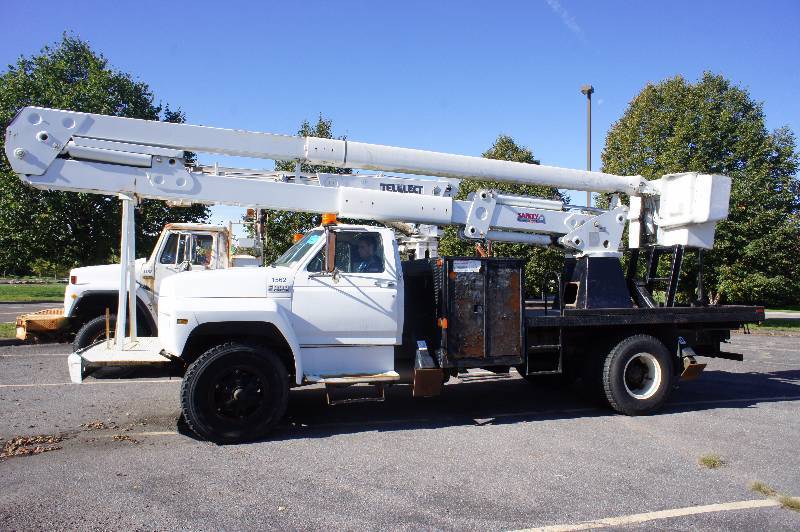 lot 4 image: 1989 FORD - F800 - 52 2 MAN BUCKET - 5.9 CUMMINS - DIESEL - 33,000 LBS - EVERYTHING WORKS  AND OPERATES - (#1562)