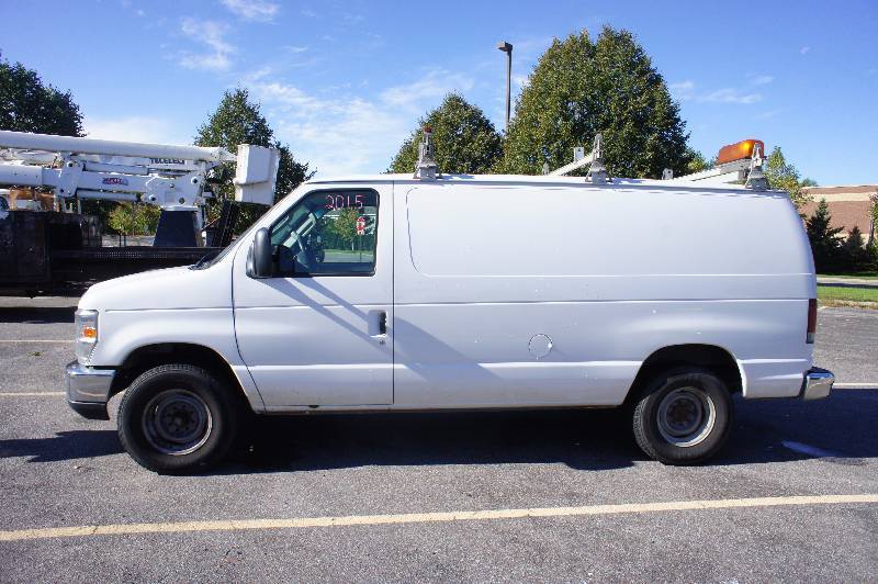 lot 5 image: 2008 FORD ECONOLINE E350 CG VAN SUPER DUTY 5.4 L - POWER LOCKS  WINDOWS - WEATHER GUARD LADDER RACK - TOOL STORAGE -  (#2015)