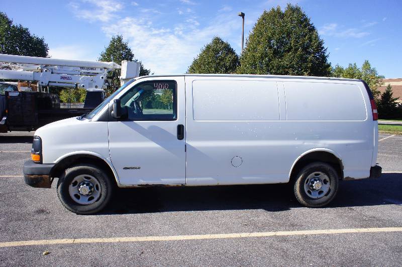 lot 6 image: 2004 CHEVY 3500 CG EXPRESS VAN - 6.0 LITER - POWER LOCKS  WINDOWS - TOOL STORAGE - (#4010)