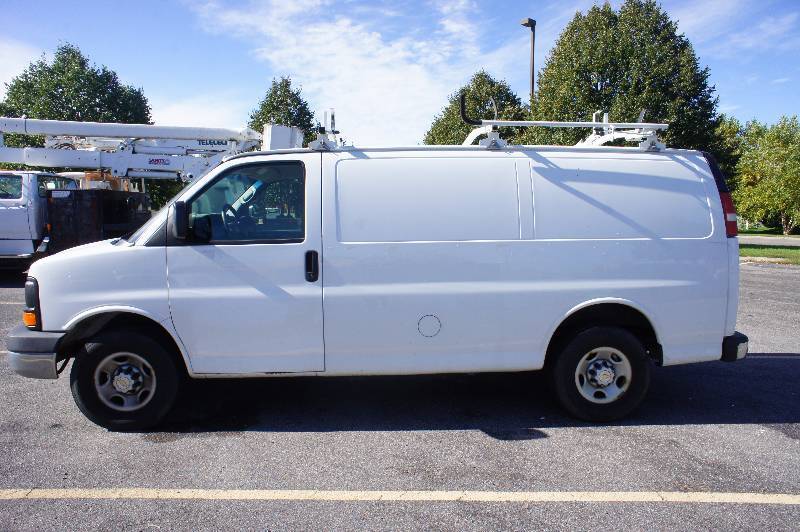 lot 7 image: 2009 CHEVY 3500 EXPRESS - VORTEC 4.8 L - PRIME DESIGN LADDER RACK - TOOL STORAGE - POWER LOCKS - (#1444)