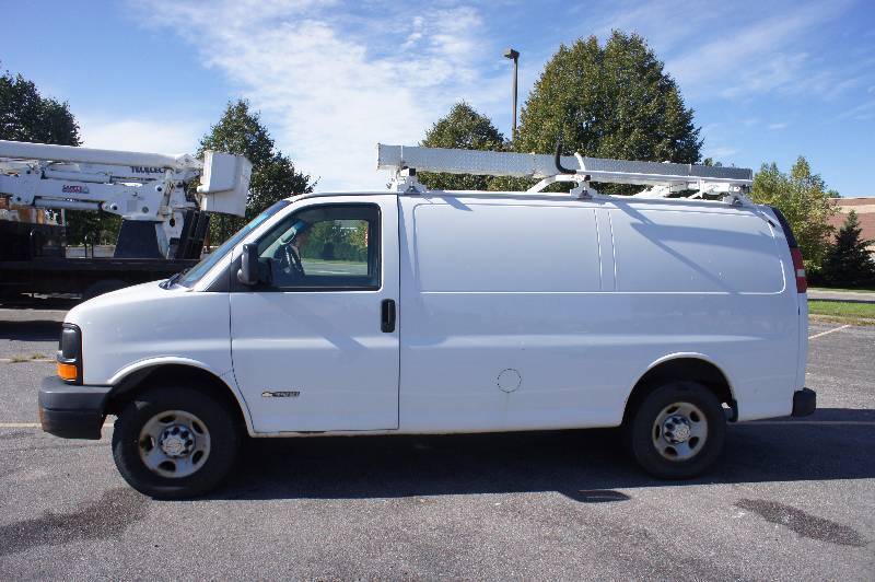 lot 8 image: 2006 CHEVY 3500 EXPRESS - VORTEC 4.8 L - PRIME DESIGN LADDER RACK - TOOL STORAGE - (#1303)