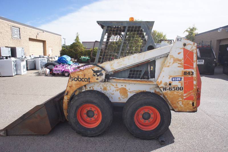 lot 9 image: 1990 - BOBCAT MODEL 843  - SKID STEER LOADER  - BUCKET INCLUDED - 645 HOURS - DIESEL - 6500 LBS -  RUNS AND OPERATES (#9109)