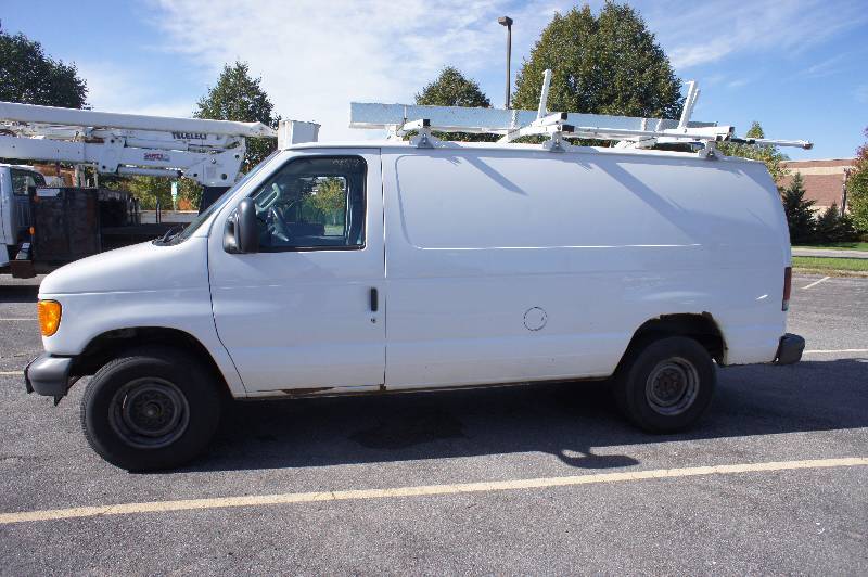 lot 12 image: 2007 FORD E-350 - CG VAN - 5.4 LITER - POWER LOCKS - ADRIAN STEEL LADDER RACK - TOOL STORAGE  (#3028)
