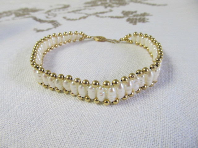 lot 10 image: 8 Freshwater Pearl Bracelet