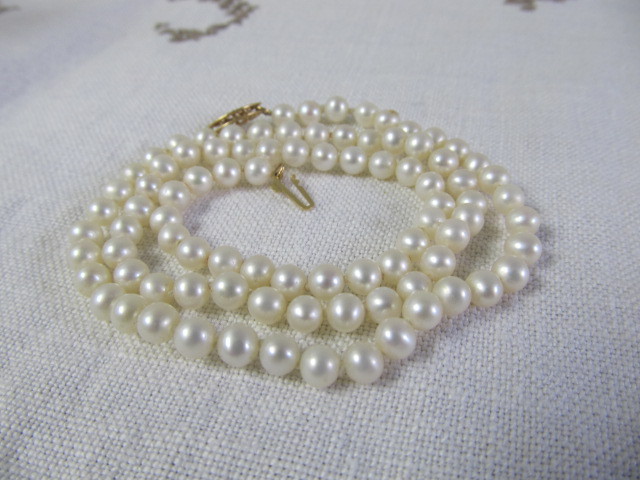 lot 13 image: 17 String of Pearls w14k Gold Clasp