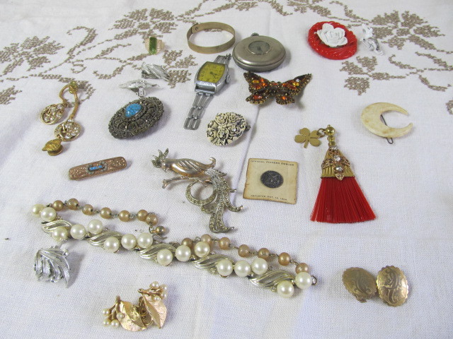 lot 14 image: Lot of Vintage Costume Jewelry & Watches