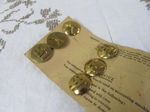 lot 16 image: Vintage Military Buttons