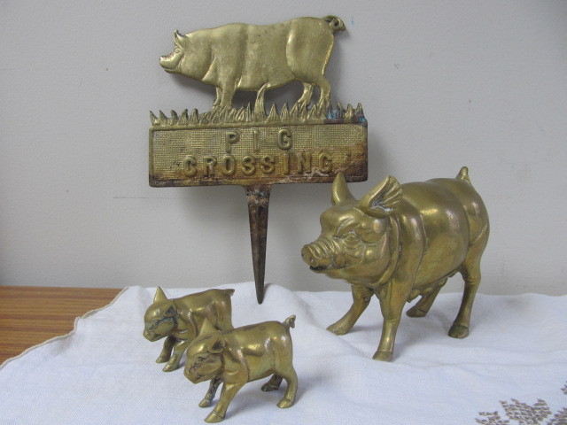 lot 18 image: Group of Solid Brass Pigs