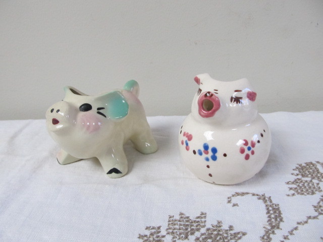 lot 20 image: Vintage ShawneeHull Pig Creamer & Sugar Bowl