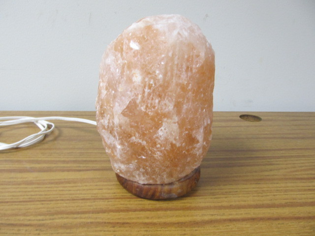 lot 28 image: Himalayan Salt Rock Lamp