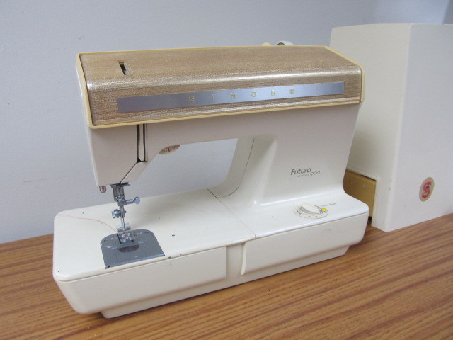lot 37 image: Vintage SINGER Futura 900 Sewing Machine