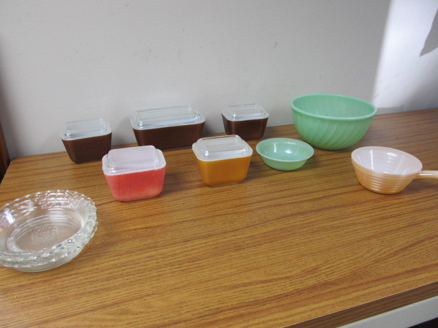 lot 38 image: Vintage Pyrex & Fire King