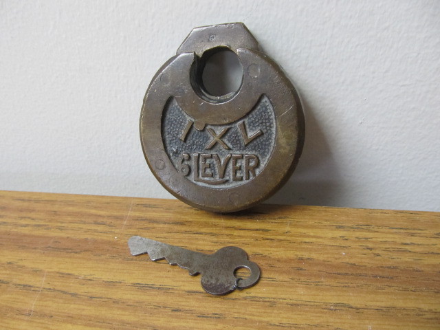 lot 59 image: Antique Solid Brass 6 Lever Lock wKey