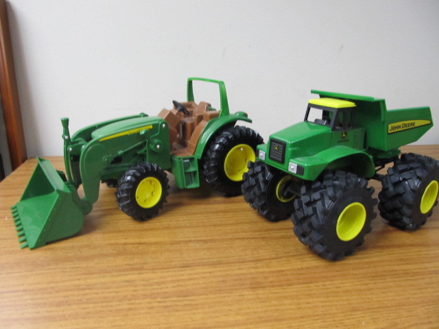 lot 60 image: 2 Ertl JOHN DEERE Farm Vehicles