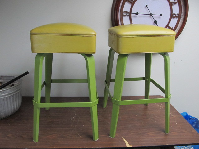 lot 62 image: Pair of Vintage Retro Bar Stools