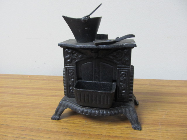 lot 73 image: Cast Iron Toy Stove