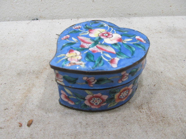lot 82 image: Vintage Oriental Enameled Brass Box