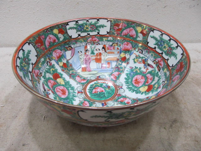 lot 83 image: Large Vintage Chinese Porcelain Bowl