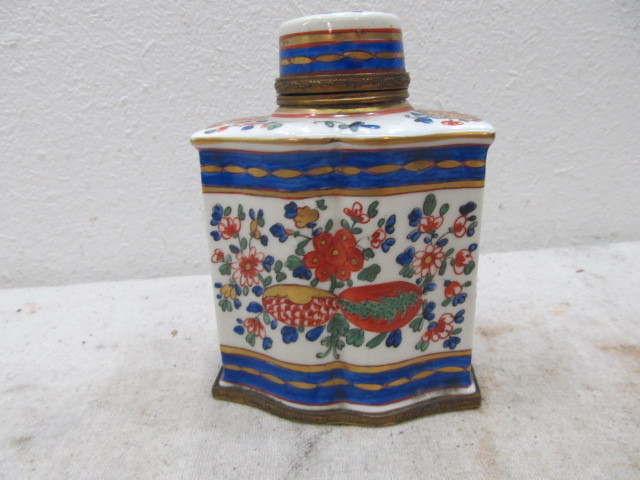 lot 84 image: Signed Antique Chinese Porcelain Tea Caddy