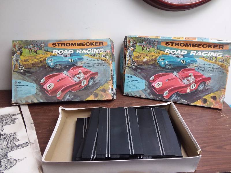 lot 99 image: Strombecker Slot Car Race Track & Accessories