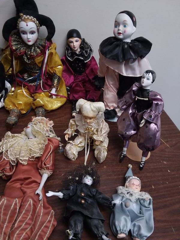 lot 101 image: Huge Lot of Porcelain Harlequin Clown Dolls