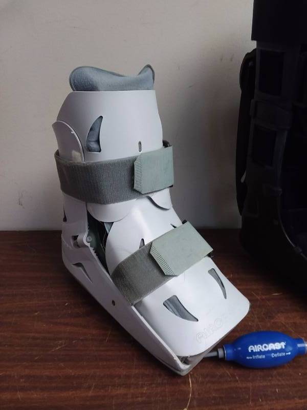 lot 102 image: 2 Medical Boots